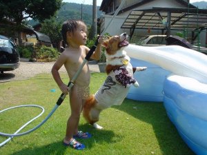 子供  水遊び 裸 